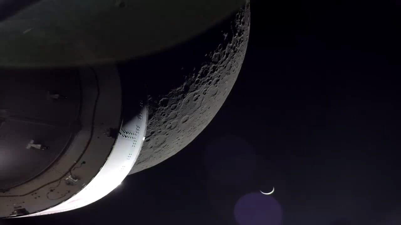 ミッション20日目（2022年12月5日）にオリオン宇宙船のカメラで撮影された月と地球