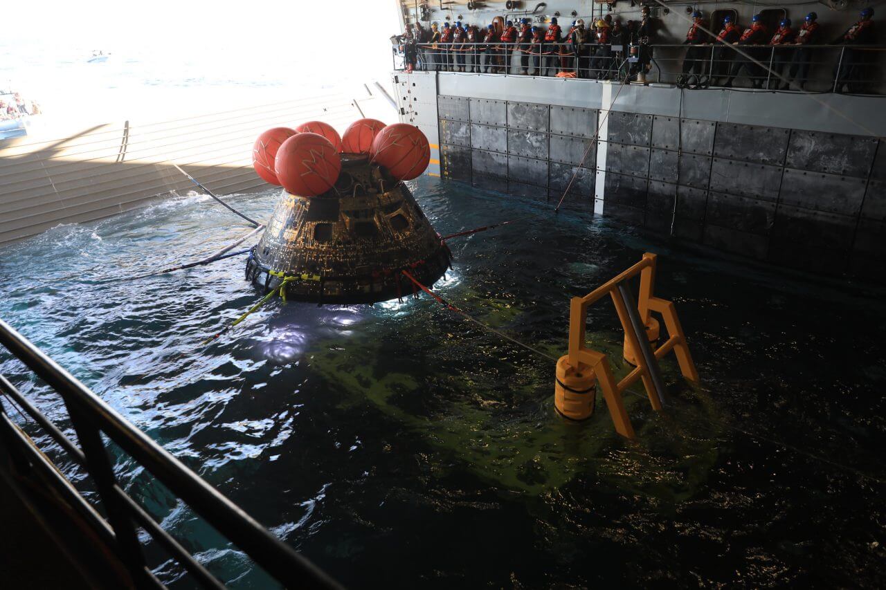 【▲ ポートランドのウェルドックに収容されるオリオン宇宙船のクルーモジュール（Credit: NASA）】