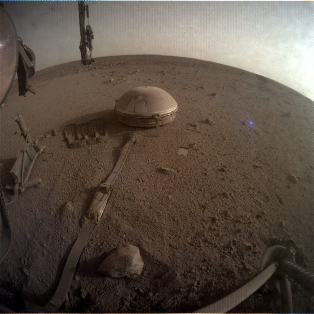 【▲ NASAの火星探査機「インサイト」によって2022年12月11日に撮影された画像。火星地震計SEISは中央に写っているドーム状の装置（Credit: NASA/JPL-Caltech）】