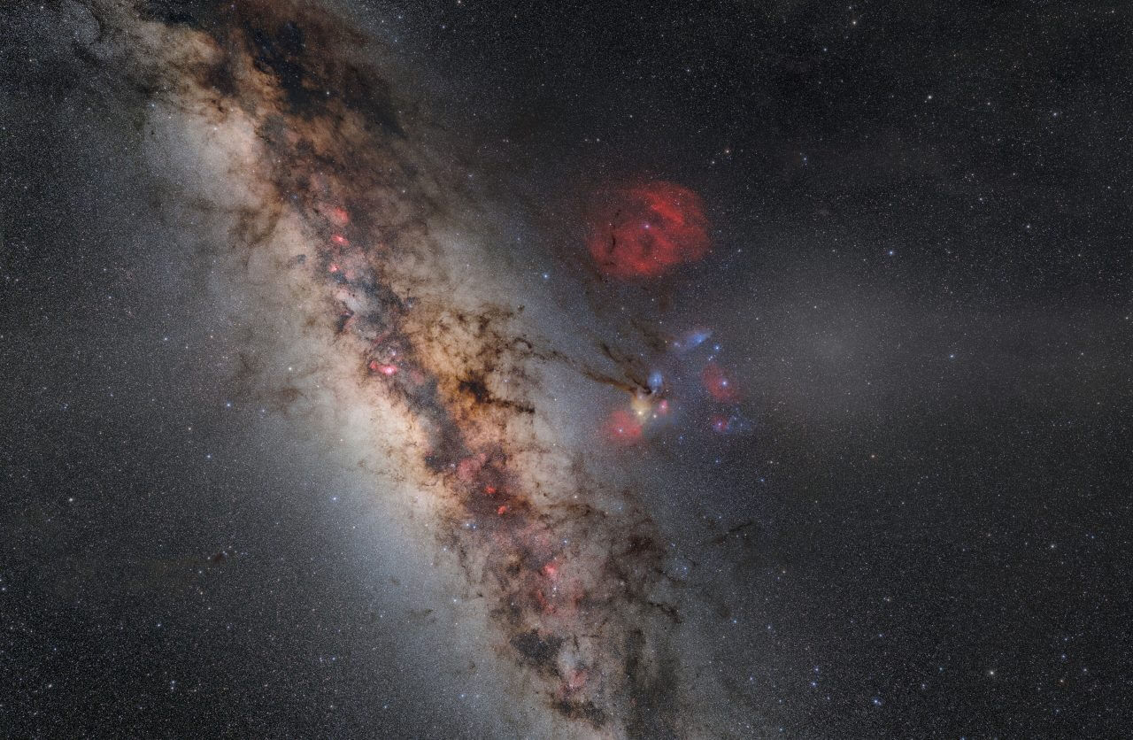 天の川と「へびつかい座ロー分子雲」と「散光星雲 Sh2-27」【今日の宇宙画像】