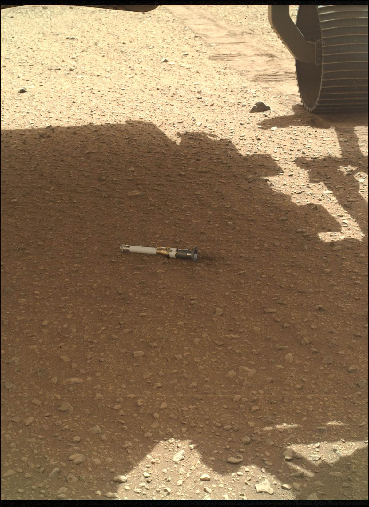 火星サンプルリターン計画の一環として火星探査車「Perseverance」から初めて投下されたサンプル保管容器