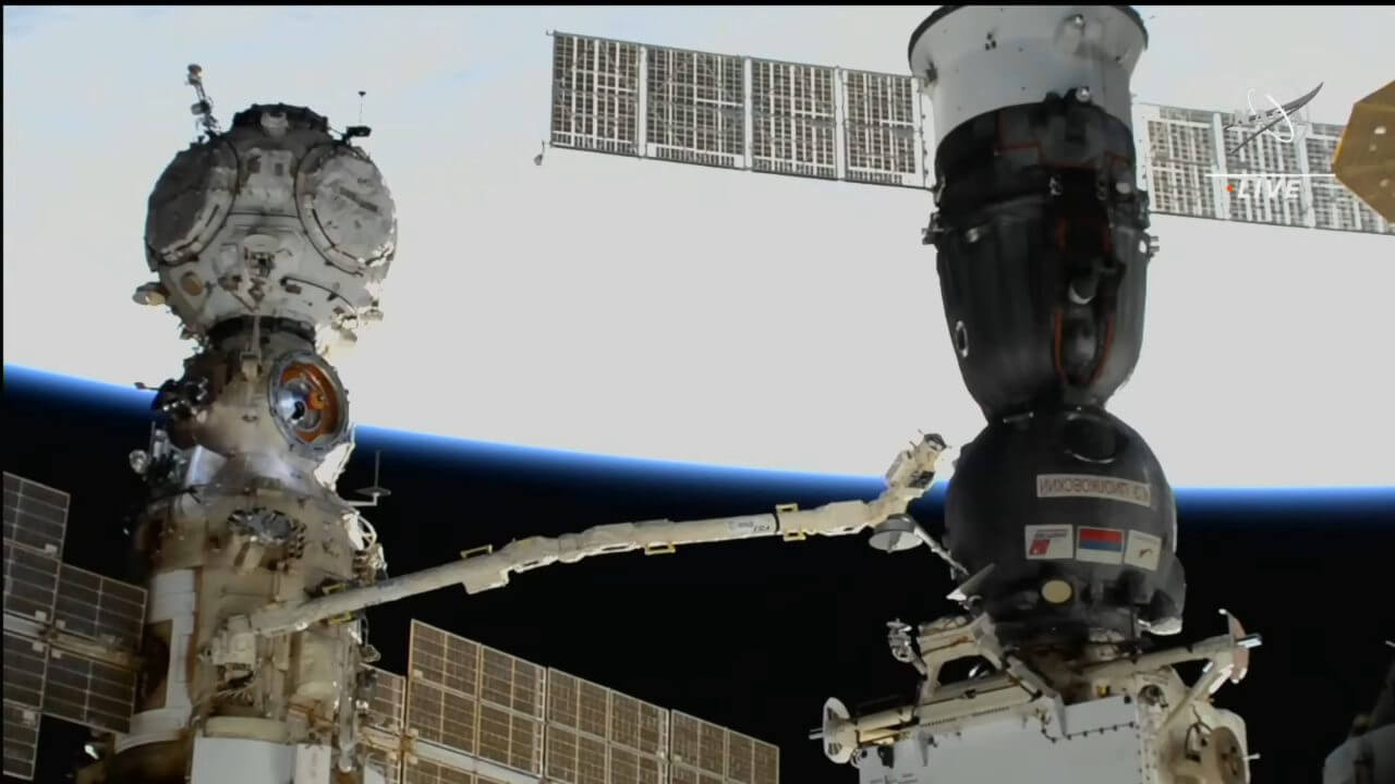 【▲ ソユーズMS-22の冷却材漏洩を調査するために「ナウカ」モジュールから伸ばされた欧州ロボットアーム。NASAのライブ配信から（Credit: NASA TV）】