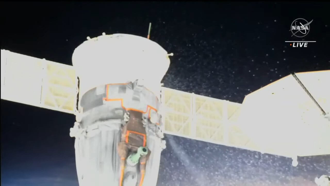 【▲ 冷却材とみられる物質が漏洩したロシアの宇宙船「ソユーズMS-22」。NASAのライブ配信から（Credit: NASA TV）】
