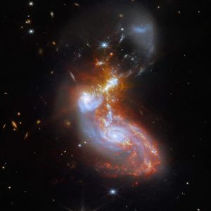 複雑に絡み合う2つの銀河 ウェッブ宇宙望遠鏡が撮影 | sorae 宇宙へ 