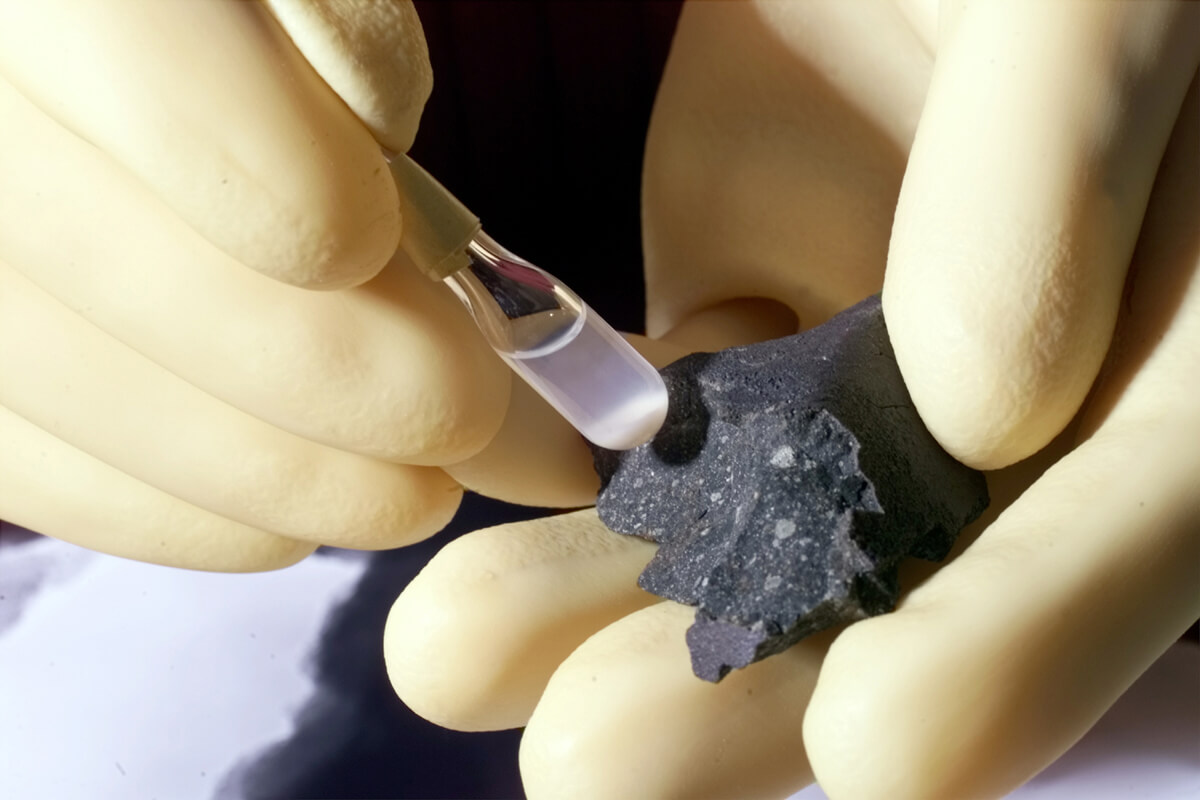 図1: マーチソン隕石をはじめとした炭素質コンドライトの隕石には、アミノ酸のような比較的分子量の大きな有機物が含まれることが分かっていますが、その成因の詳細は分かっていませんでした。