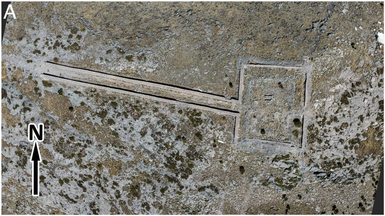 【▲ 図1: トラロック山にある寺院跡。写真右側が東側で、西に石壁で作られた通路がある。この通路の角度は中庭と直角には接していない。 (Image Credit: Ben Meissner) 】