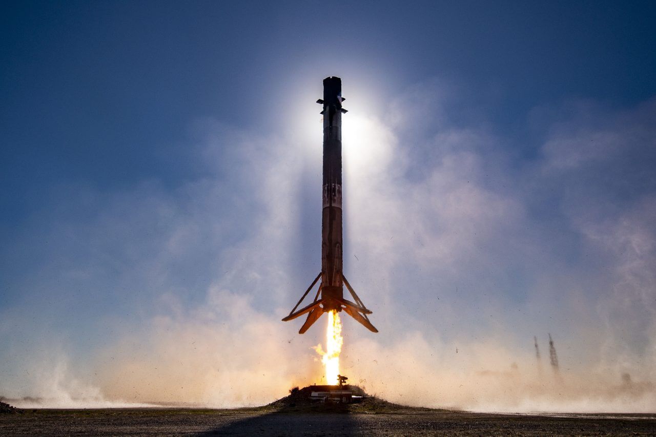 【▲ 15回目の飛行を終えて着陸する、ファルコン9ロケットの第1段（Credit: SpaceX）】