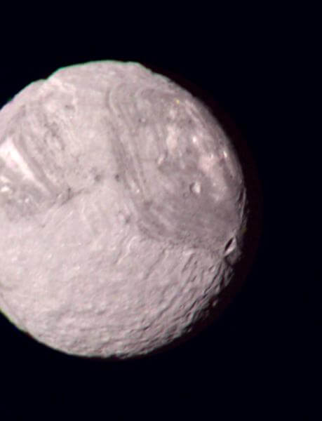 【▲ NASAの惑星探査機「ボイジャー2号」が撮影した天王星の衛星ミランダ（Credit: NASA/JPL-Caltech）】