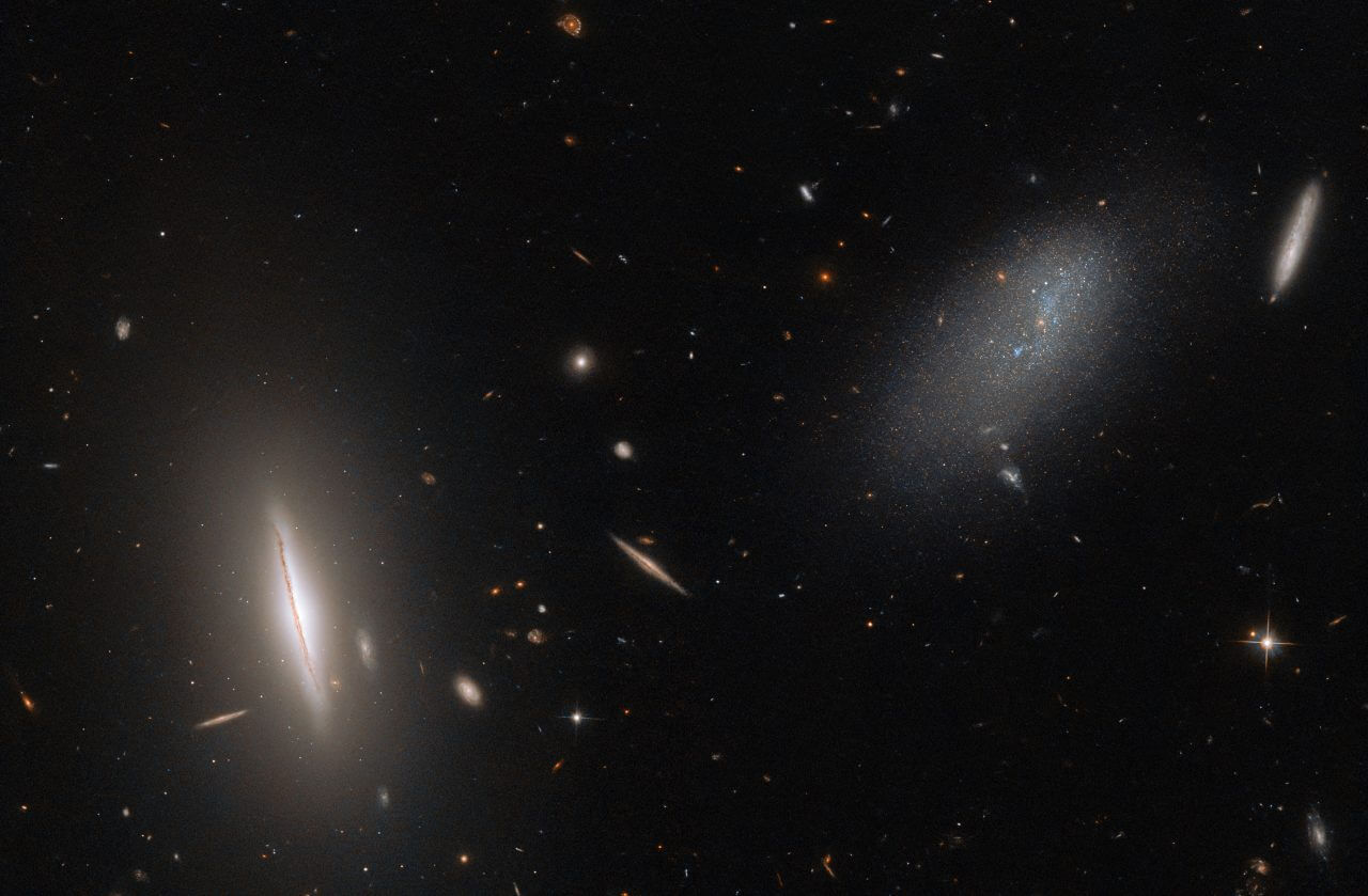 【▲ ハッブル宇宙望遠鏡が撮影したレンズ状銀河「UGC 8603」（左下）と矮小不規則銀河「LEDA 48062」（右）（Credit: ESA/Hubble & NASA, R. Tully）】
