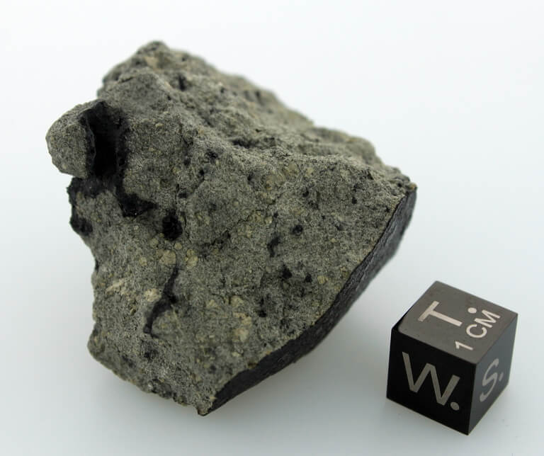 【▲ 図: ティシント隕石は、落下が目撃された5つの火星隕石のうちの1つで、最新のものである。その起源は火星表面の玄武岩に由来する。 (Credit: Natural History Museum Vienna) 】