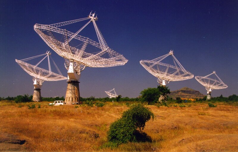 【▲ 図1: インドのプネーにある巨大メートル波電波望遠鏡は、21cm線やそれより長い波長の電波を観測対象としている。観測対象の電波の性質から、滑らかな反射面を持たずとも骨組みの間に張られたワイヤーで電波を受信できるため、独特の外観を持つ。 (Image Credit:Giant Metrewave Radio Telescope / Tata Institute of Fundamental Research / National Centre for Radio Astrophysics) 】
