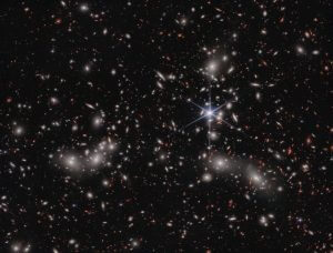 近赤外線で見た5万の天体　ウェッブ宇宙望遠鏡が撮影した「パンドラ銀河団」