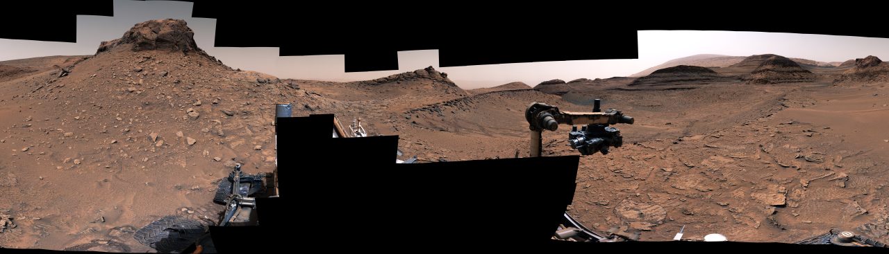 【▲ 火星探査車キュリオシティのカメラ「Mastcam」を使って2022年12月16日に撮影された複数の画像をつなぎ合わせて作成された「マーカーバンドバレー（Marker Band Valley）」のパノラマ（Credit: NASA/JPL-Caltech/MSSS）】