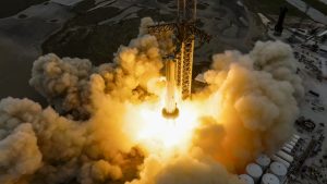 スペースXが大型ブースター「スーパーヘビー」の点火試験実施　31基のエンジン同時点火に成功