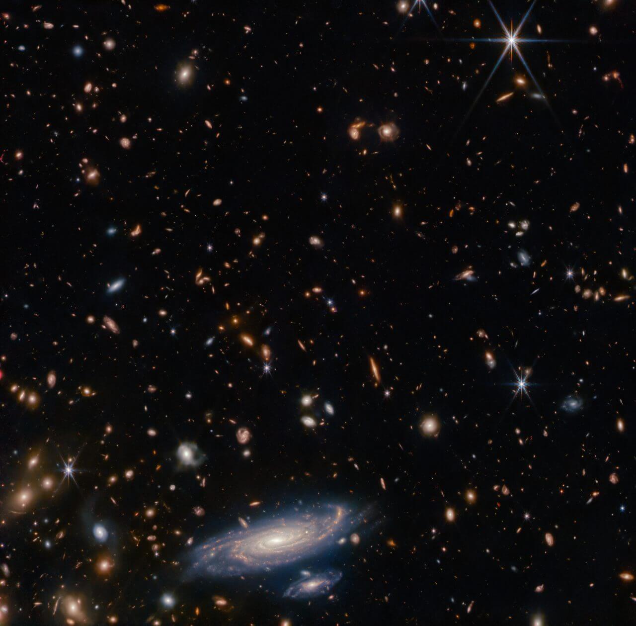 【▲ ジェイムズ・ウェッブ宇宙望遠鏡の近赤外線カメラ（NIRCam）で取得された渦巻銀河「LEDA 2046648」とその周辺（Credit: ESA/Webb, NASA & CSA, A. Martel）】