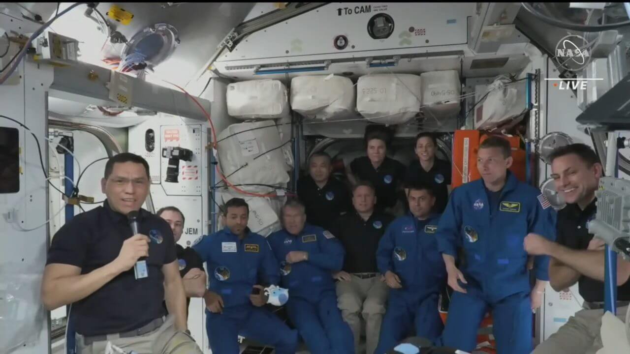 【▲ ISSで合流したCrew-6の4名と長期滞在中の7名、合計11名の宇宙飛行たち（Credit: NASA TV）】
