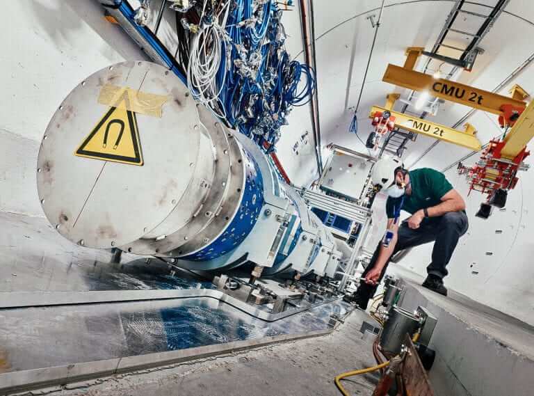 【▲ 図1: FASER検出器の写真。粒子加速器に設置される検出器としては非常に小型である。 (Image Credit: CERN) 】