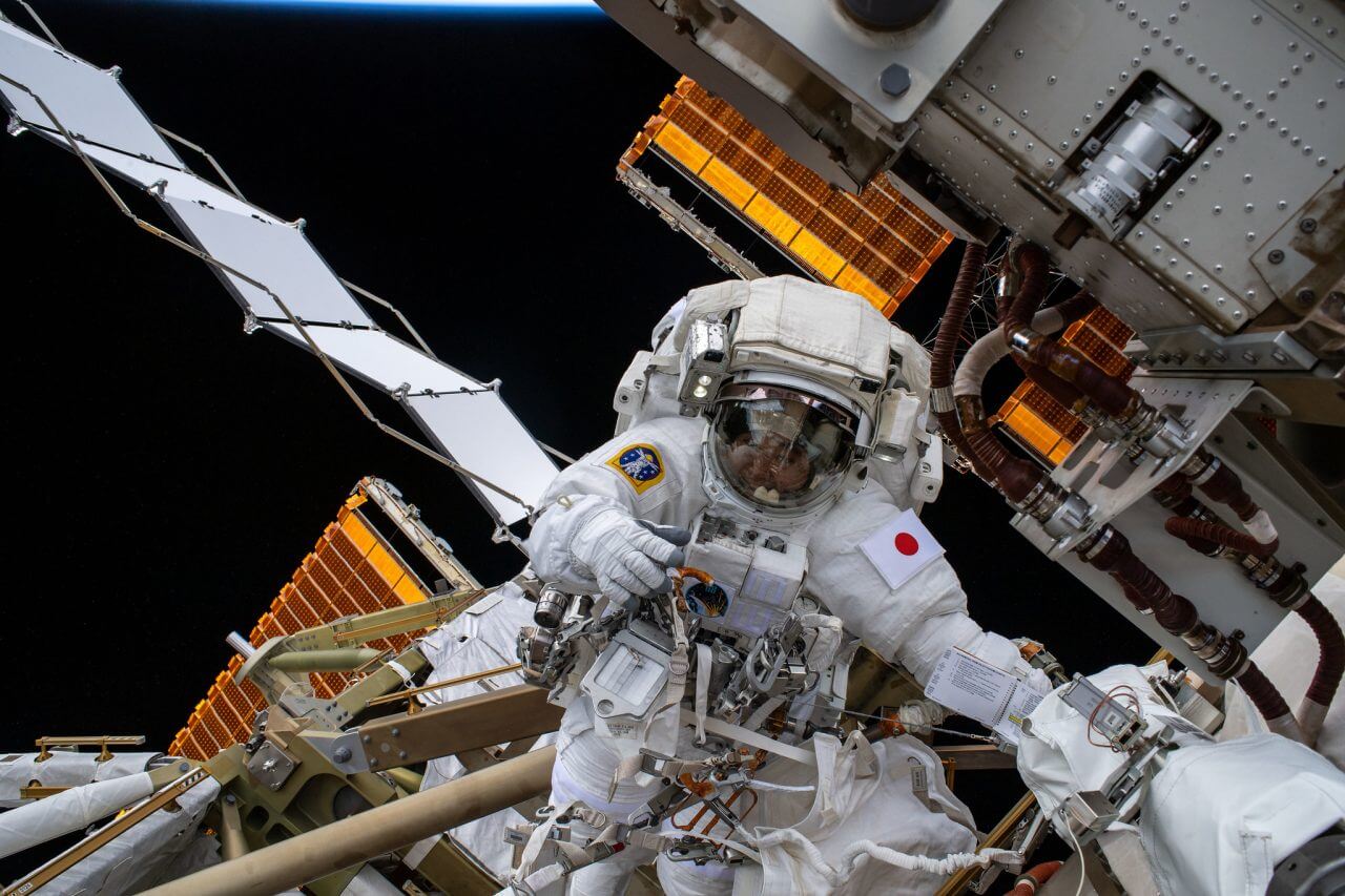 【▲ 国際宇宙ステーション（ISS）で船外活動を行う若田光一さん。2023年2月2日撮影（Credit: NASA）】