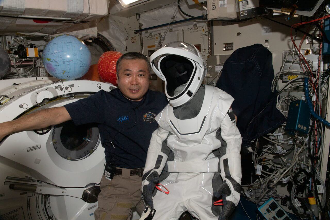 【▲ クルードラゴン宇宙船で着用する宇宙服を披露するJAXAの若田光一宇宙飛行士。2023年2月26日に国際宇宙ステーションで撮影（Credit: NASA）】