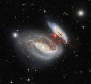 相互作用する銀河のペア「タフィー銀河」 ハワイの望遠鏡が撮影 