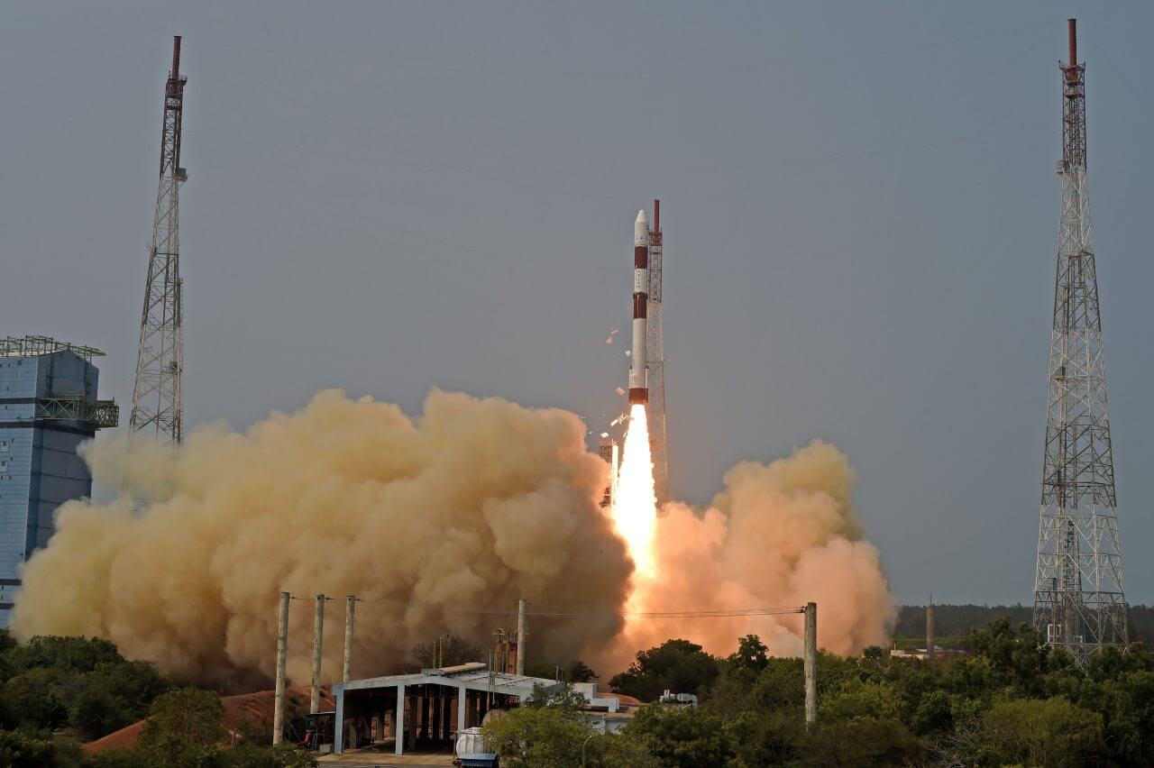 【▲ TeLEOS-2を搭載したPSLV- C55/ロケット（Credit: ISRO）】