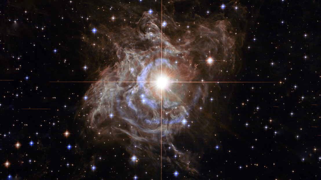 【▲ 図2: セファイド変光星の典型例である「とも座RS星」の画像。 (Image Credit: Hubble Legacy Archive, NASA, ESA) 】