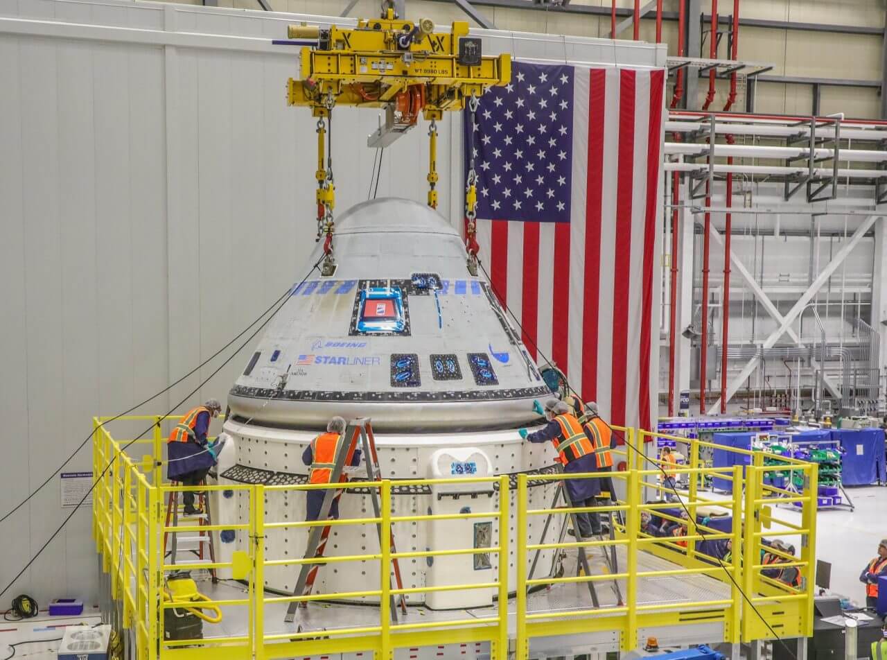 【▲ ボーイングの新型宇宙船「スターライナー」、有人飛行試験「CFT」で使用される機体の組み立て作業の様子。2023年1月19日撮影（Credit: Boeing/John Grant）】