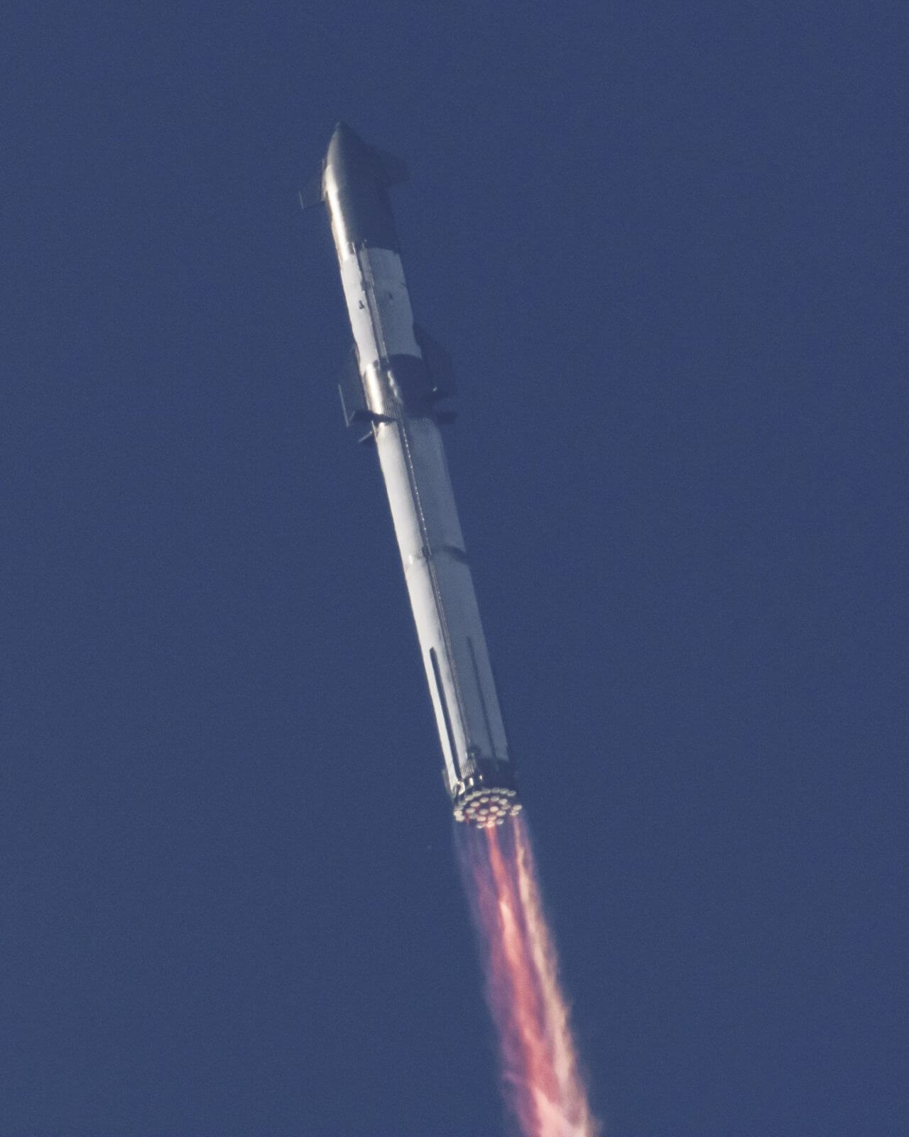 【▲ 上昇を続けるスターシップ、2023年4月20日の飛行試験にて（Credit: SpaceX）】