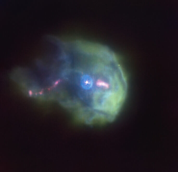 【▲ 超大型望遠鏡（VLT）の広視野面分光観測装置「MUSE」で捉えた「オリオン座V2423星」。色は赤が鉄、緑が窒素、青が酸素の分布に対応している（Credit: ESO/Kirwan et al.）】