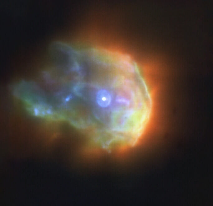 【▲ 超大型望遠鏡（VLT）の広視野面分光観測装置「MUSE」で捉えた「オリオン座V2423星」。色は赤がアルゴン、緑が水素、青が酸素の分布に対応している（Credit: ESO/Kirwan et al.）】