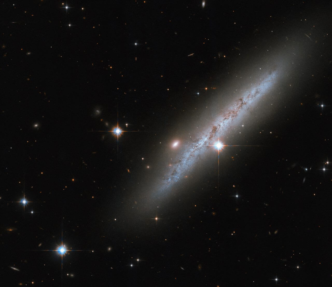 【▲ 参考：エッジオン銀河の一例、約3000万光年先の渦巻銀河「UGC 2890」。ハッブル宇宙望遠鏡で撮影（Credit: ESA/Hubble & NASA, C. Kilpatrick）】