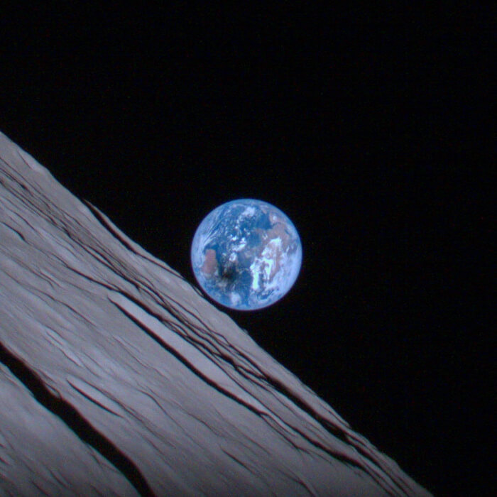 【▲ HAKUTO-Rミッション1ランダーのカメラで撮影された月と地球（地球周辺を拡大したもの）。地球には月の影が落ちている（Credit: ispace, 画像トリミング：sorae編集部）】