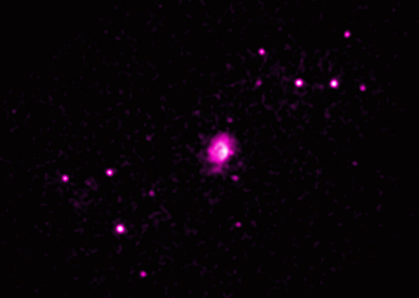 【▲ チャンドラX線観測衛星で観測された棒渦巻銀河「NGC 1672」（Credit: X-ray: NASA/CXC/SAO; Optical: NASA/ESA/STScI; IR: NASA/ESA/CSA/STScI; Image Processing: L. Frattare, J. Major, and K. Arcand）】