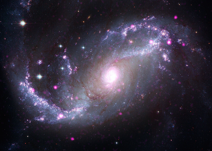 【▲ 棒渦巻銀河「NGC 1672」。画像の作成にはハッブル宇宙望遠鏡、ジェイムズ・ウェッブ宇宙望遠鏡、チャンドラX線観測衛星の観測データを使用（Credit: X-ray: NASA/CXC/SAO; Optical: NASA/ESA/STScI; IR: NASA/ESA/CSA/STScI; Image Processing: L. Frattare, J. Major, and K. Arcand）】