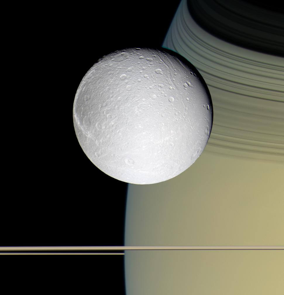 巨大な雪玉のような「衛星ディオネ」と土星【今日の宇宙画像】