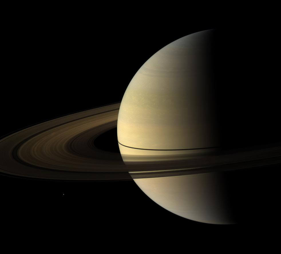 【▲ 図1: 土星の環は衛星と比べて非常に大きいが、質量は直径約400kmの衛星ミマスの半分程度と推定されている。画像左下に小さな白い点として写っているのがそのミマスである。 (Image Credit: NASA/JPL/Space Science Institute) 】