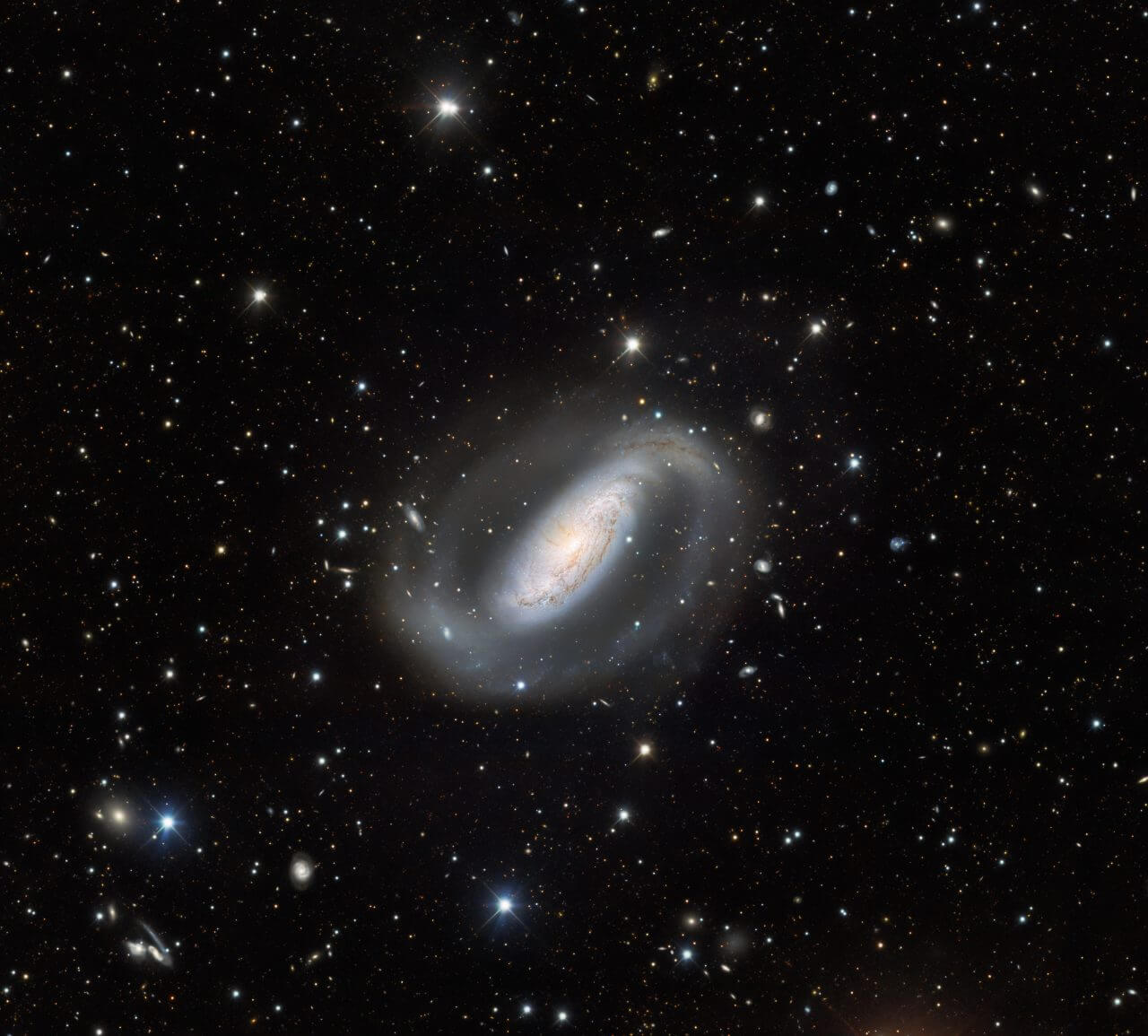 【▲ Liquid-Range 「NGC 1808 (Credit: Dark Energy Survey/DOE/FNAL/DECam/CTIO/NOIRLab/NSF/AURA; image processing: R. Colombari and M. Zamani (NSF's NOIRLab)]
