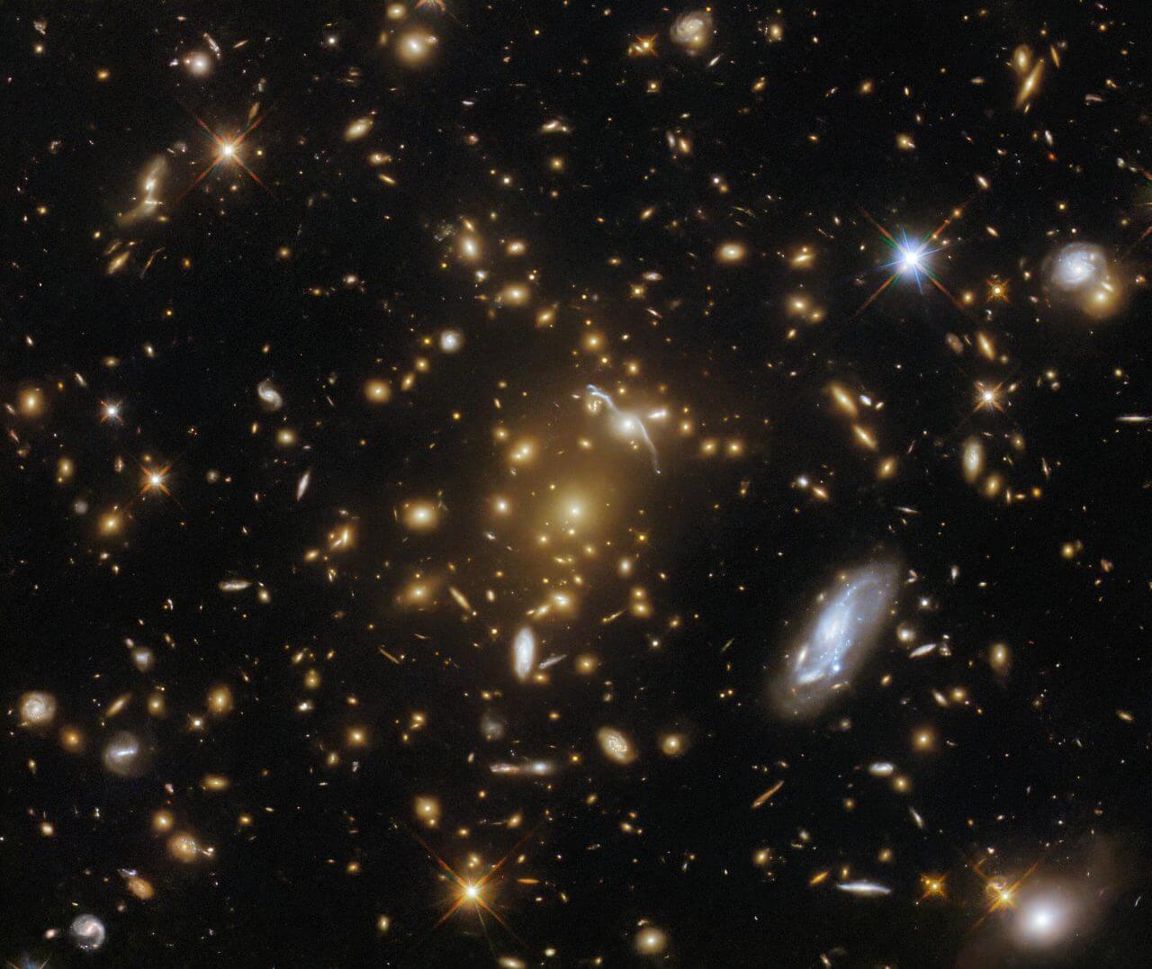 【▲ ハッブル宇宙望遠鏡が撮影した銀河団「eMACS J1823.1+7822」（Credit: ESA/Hubble &amp; NASA, H. Ebeling）】