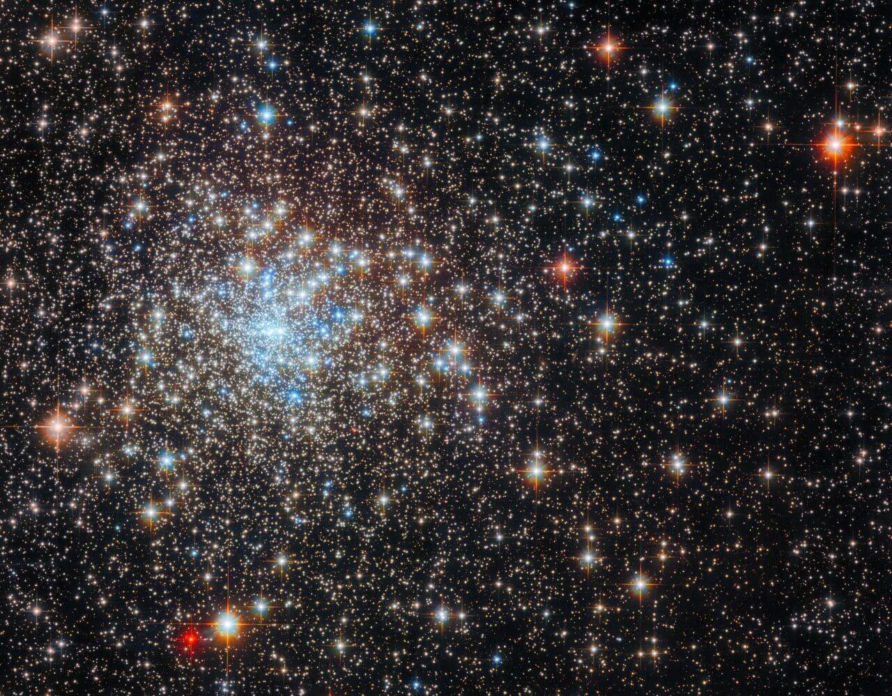 【▲ ハッブル宇宙望遠鏡で撮影された球状星団「NGC 6325」（Credit: ESA/Hubble & NASA, E. Noyola, R. Cohen）】