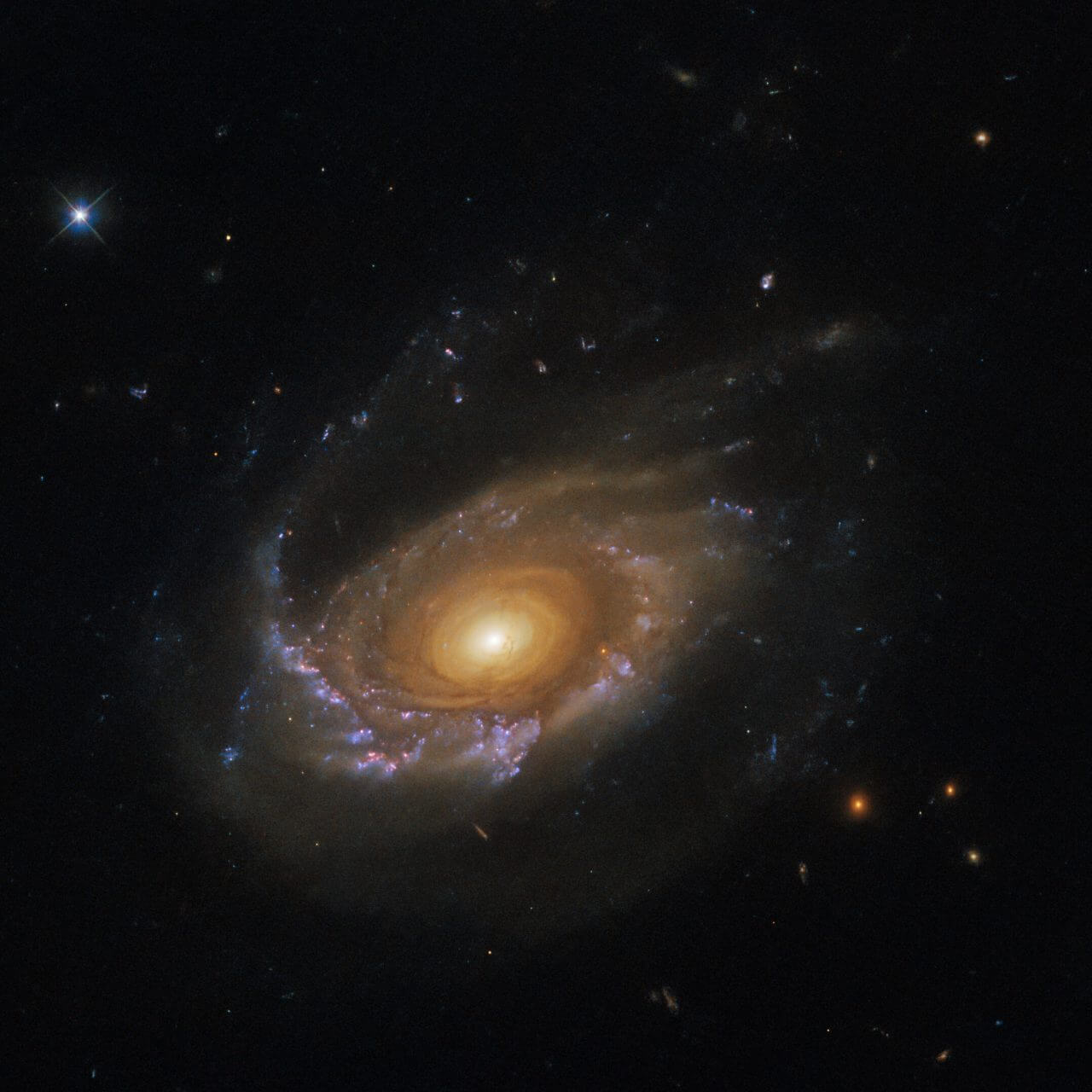 【▲ ハッブル宇宙望遠鏡で撮影された渦巻銀河「JW39」（Credit: ESA/Hubble & NASA, M. Gullieuszik and the GASP team）】