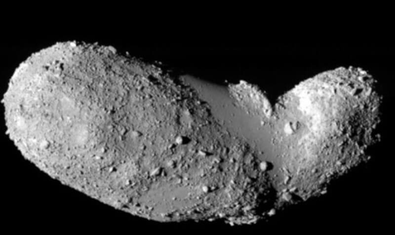 【▲ 図1: イトカワは一般的なタイプの小惑星であり、非常に乾燥していることで知られている。しかし今回の研究で、過去には豊富な水が含まれていることが明らかにされた。 (Image Credit: ISAS / JAXA) 】