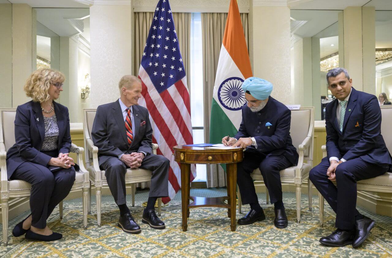 【▲ アルテミス合意へ署名するタランジット・シン・サンドゥ駐米インド大使（右から2人目）とNASAのビル・ネルソン長官（左から2人目）（Credit: NASA/Bill Ingalls）】