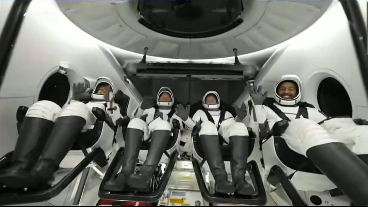 【▲ 引き上げられたクルードラゴン宇宙船の船内で手を振るAx-2ミッションのクルー。スペースXのライブ配信から（Credit: SpaceX）】