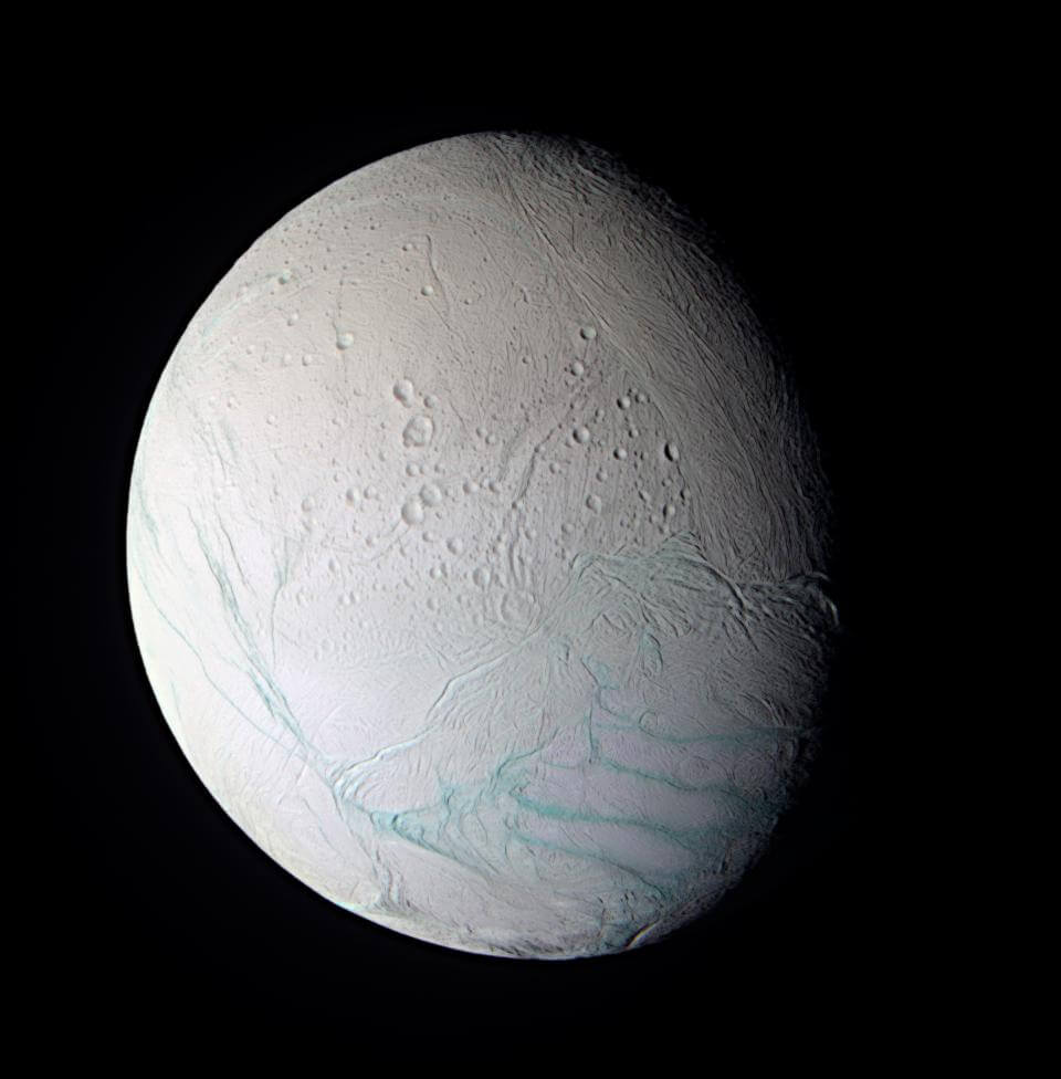 【▲ 土星探査機カッシーニの狭角カメラで2005年7月14日に撮影されたエンケラドゥス（紫外線・可視光線・赤外線のフィルターを使用して取得したデータをもとに作成）（Credit: NASA/JPL/Space Science Institute）】