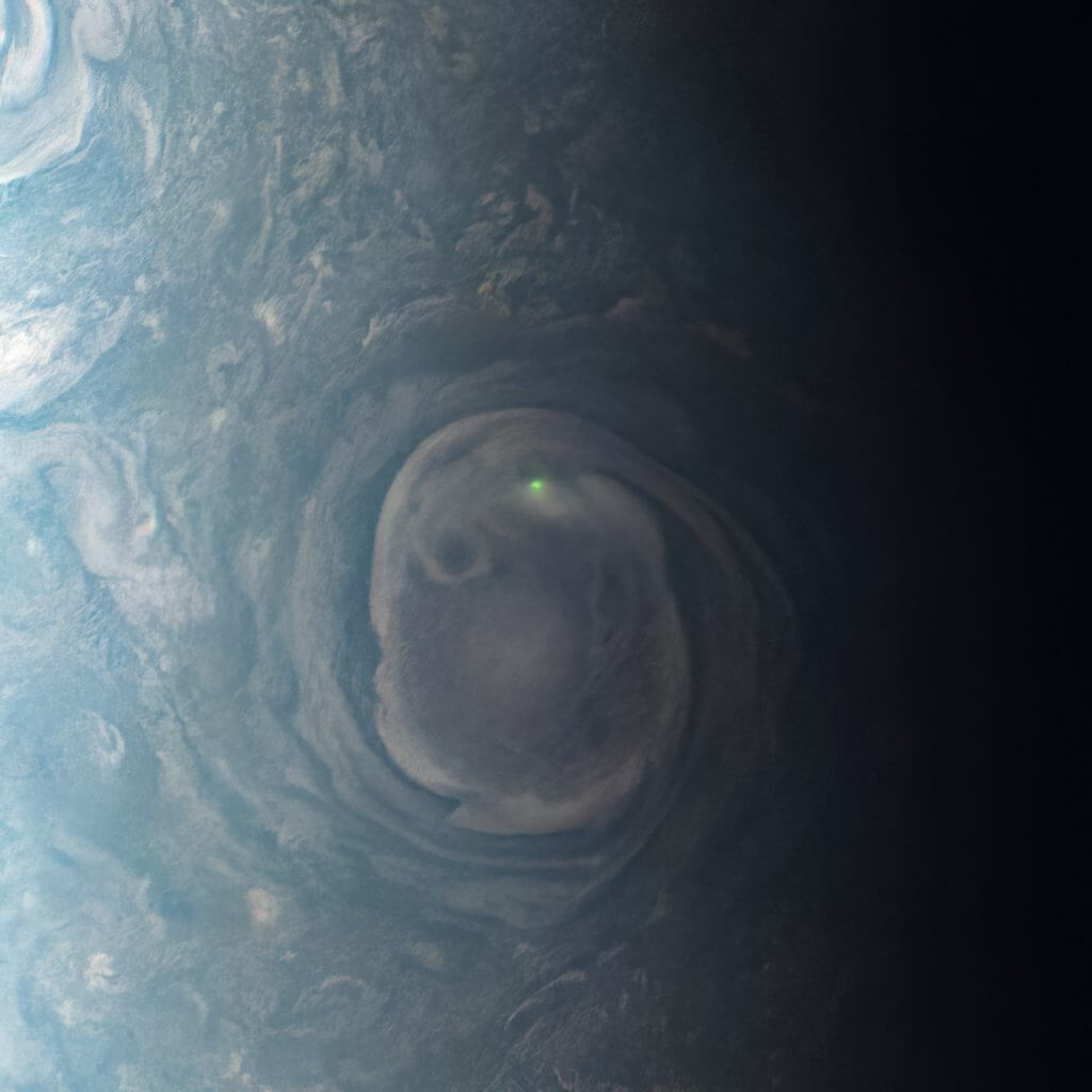 【▲ 木星探査機Juno（ジュノー）の「JunoCam」で撮影された木星の雷の光。2020年12月31日に取得されたデータをもとに市民科学者のKevin M. Gillさんが作成（Credit: Image data: NASA/JPL-Caltech/SwRI/MSSS; Image processing by Kevin M. Gill © CC BY）】