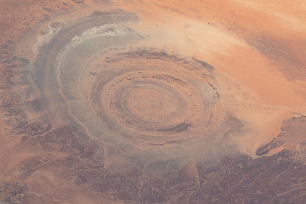 「サハラの目」　ISSから撮影したモーリタニアのリシャット構造【今日の宇宙画像】