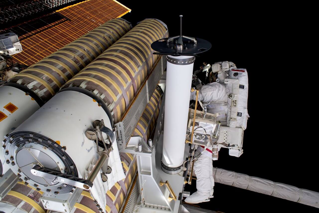 【▲ 5基目のiROSAの設置作業を行うアメリカ航空宇宙局（NASA）のスティーブ・ボーエン宇宙飛行士。2023年6月9日撮影（Credit: NASA）】