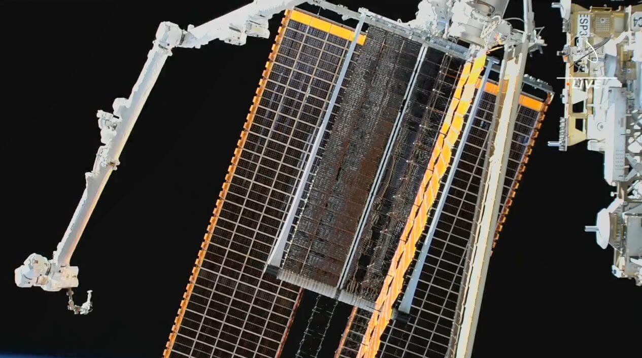 【▲ S6トラスへの設置後に展開される6基目のiROSA。2023年6月15日撮影（Credit: NASA TV）】