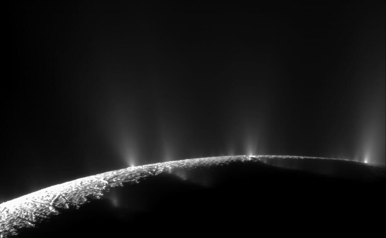 【▲ エンケラドゥスから噴出するプルーム（水柱、間欠泉）。土星探査機カッシーニの狭角カメラで2009年11月21日撮影（Credit: NASA/JPL/Space Science Institute）】