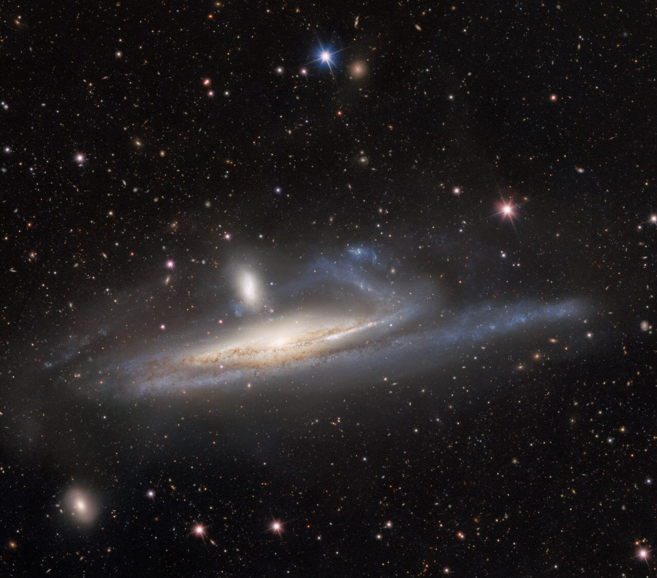 【▲ 渦巻銀河「NGC 1532」と矮小銀河「NGC 1531」（Credit: CTIO/NOIRLab/DOE/NSF/AURA; R. Colombari, M. Zamani & D. de Martin (NSF’s NOIRLab)）】